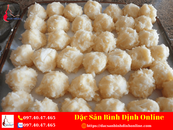 Nhân bánh ít lá gai được làm từ đậu xanh và dừa nạo Nhân bánh ít lá gai được làm từ đậu xanh và dừa nạo